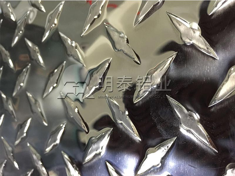 車廂用花紋鋁板合金規(guī)格有哪些？不同花紋板價(jià)格不同
